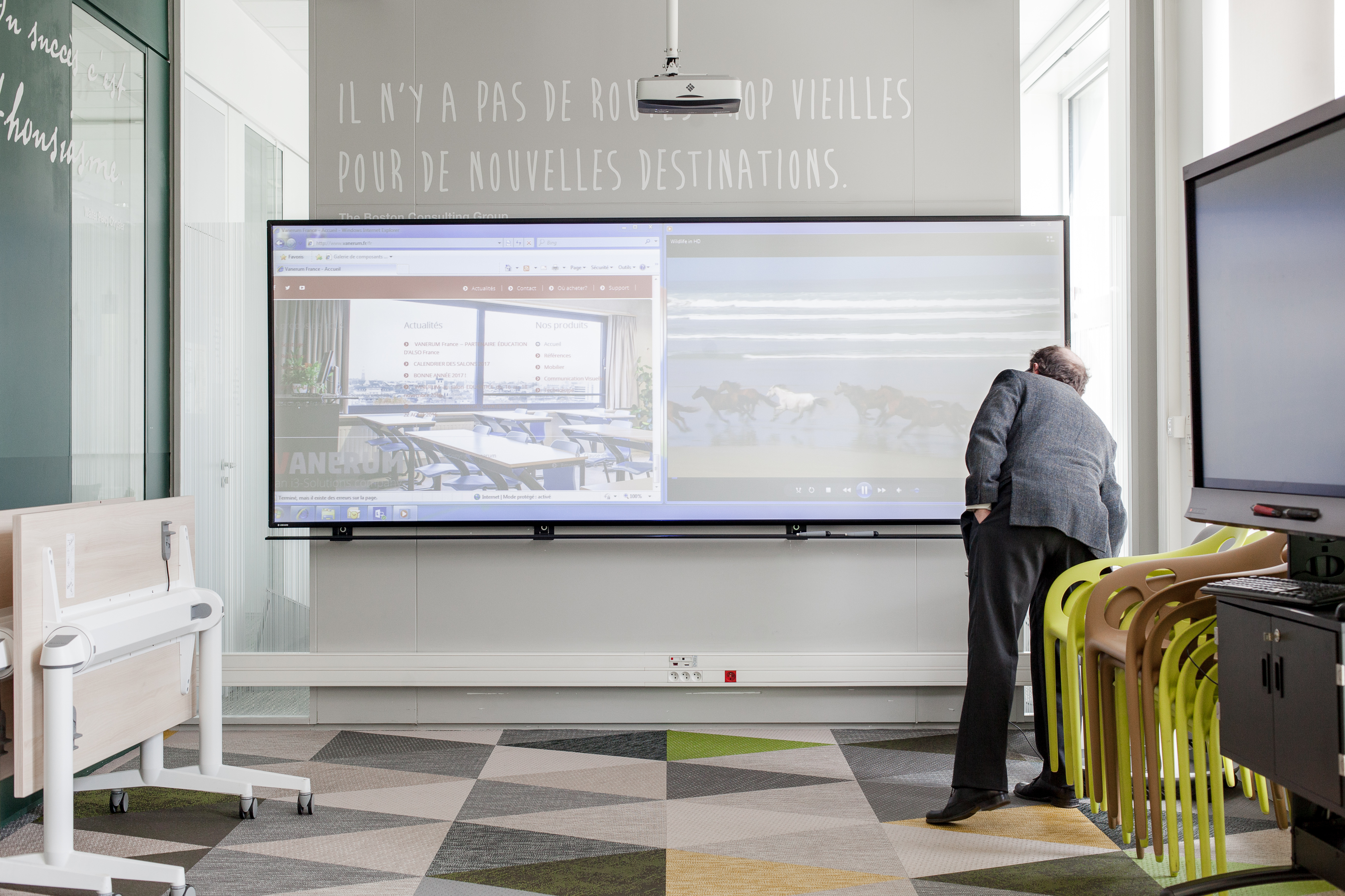 The i3BOARD is particularly used for the reception of new entrants because it allows to present the company by simultaneously displaying videos and organizational charts and key figures that can be annotated digitally.