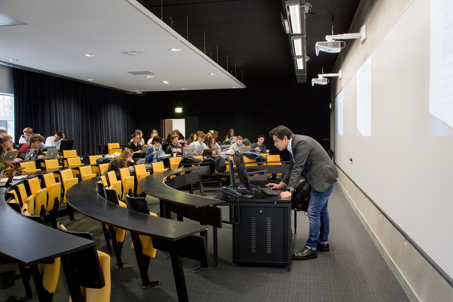 Amphithéâtre avec un MULTIWALL de 12 mètres de largeur combiné avec plusieurs vidéoprojecteurs.